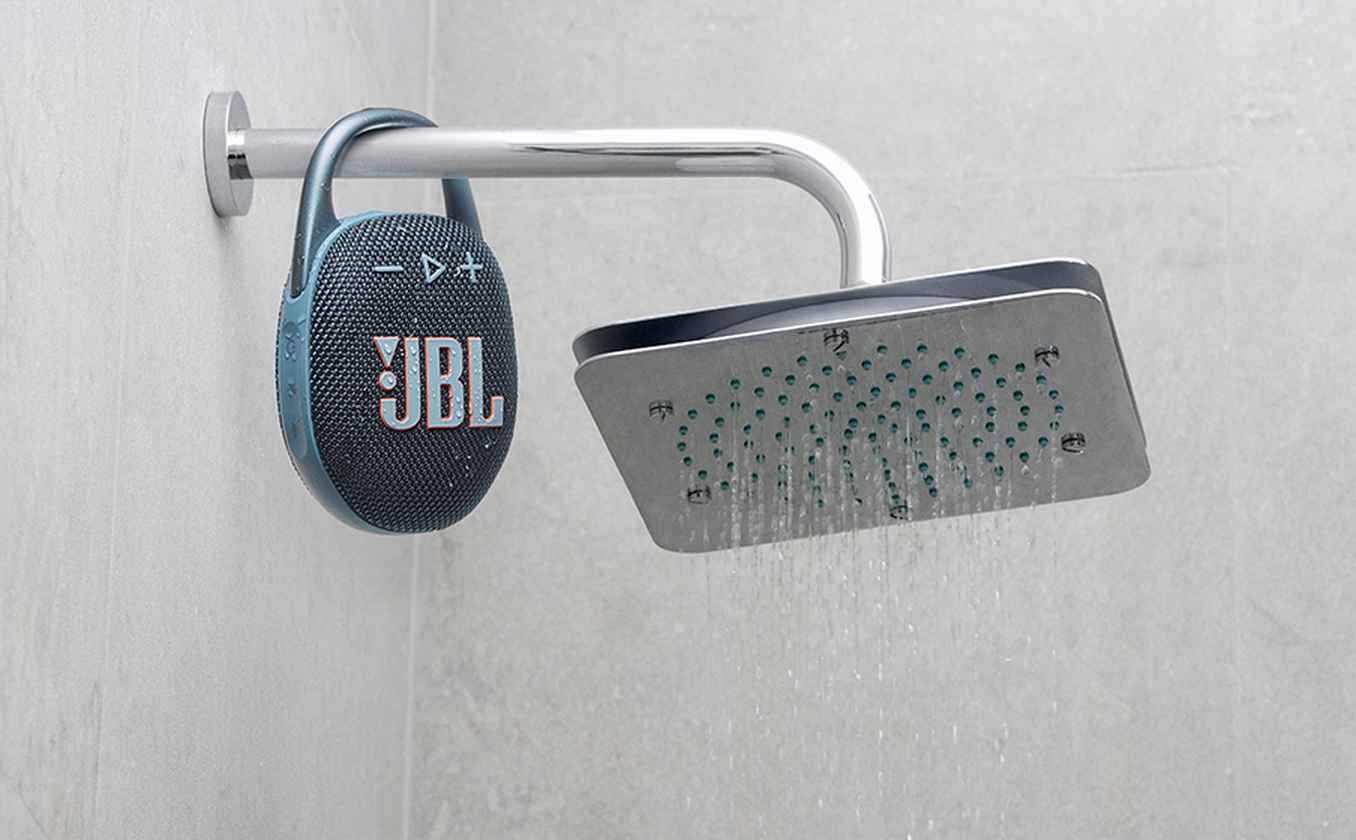 BL Clip 5 speaker splashed with water showing IP67 waterproof and dustproof rating
